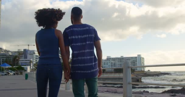 Pareja Caminando Mano Playa Día Soleado — Vídeos de Stock