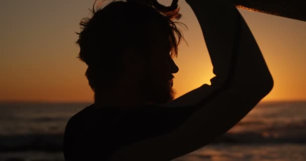 Silhouette Man Walking Surfboard Beach — Stock Video