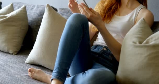 Mujer Usando Teléfono Móvil Sala Estar Casa — Vídeo de stock