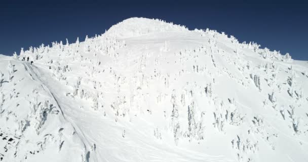 Esqui Esquiador Uma Montanha Coberta Neve Durante Inverno — Vídeo de Stock