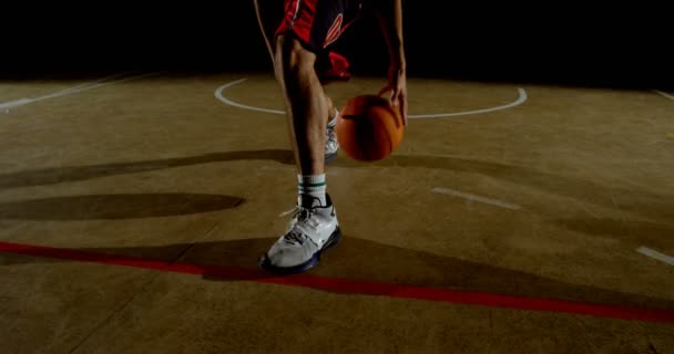 Låga Delen Basketspelare Spelar Basket Domstolen — Stockvideo