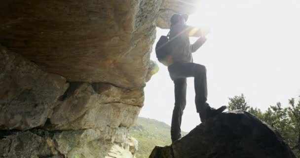 在农村洞穴附近的男性徒步旅行者拍照用移动电话 — 图库视频影像