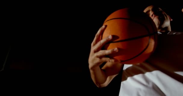 Mannelijke Concurrenten Spelen Basketbal Hof — Stockvideo
