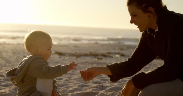 Mère Jouant Avec Son Bébé Garçon Plage Coucher Soleil — Video