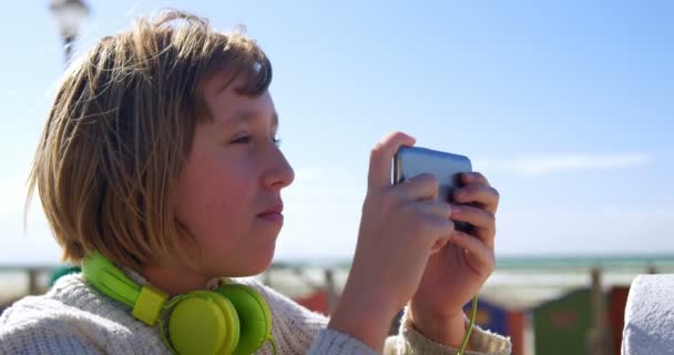 Genç Kız Alarak Fotoğraf Beach Üstünde Hareket Eden Telefon Ile — Stok video