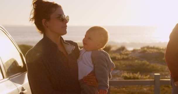 Familienspaziergang Strand Bei Sonnenuntergang — Stockvideo