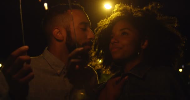 Casal Beijando Uns Aos Outros Enquanto Segurando Brilhos Cidade Noite — Vídeo de Stock