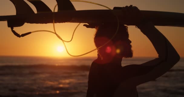 Silhouette Dell Uomo Che Tiene Tavola Surf Spiaggia — Video Stock