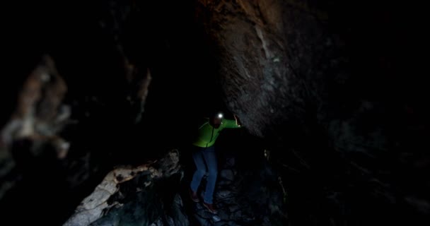 男性ハイカー田舎 で暗い洞窟を探索 — ストック動画