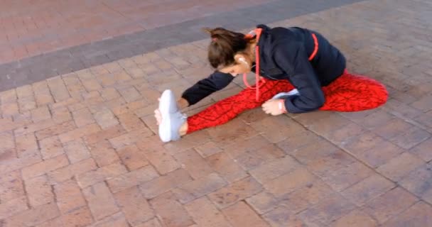 Fit Mulher Realizando Exercício Alongamento Caminho — Vídeo de Stock