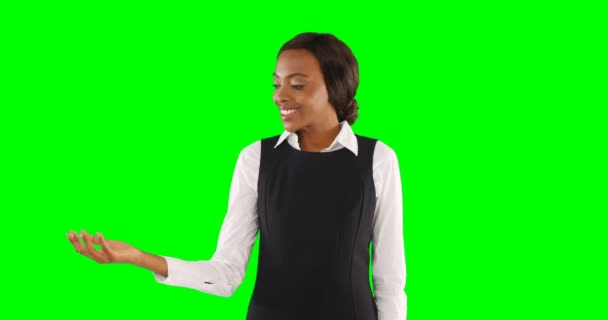 Mujer Fingiendo Sostener Objeto Invisible Contra Pantalla Verde — Vídeos de Stock
