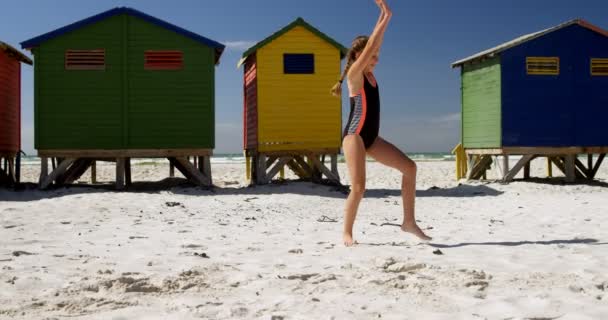 Дівчина Виконує Тумблер Пляжі — стокове відео