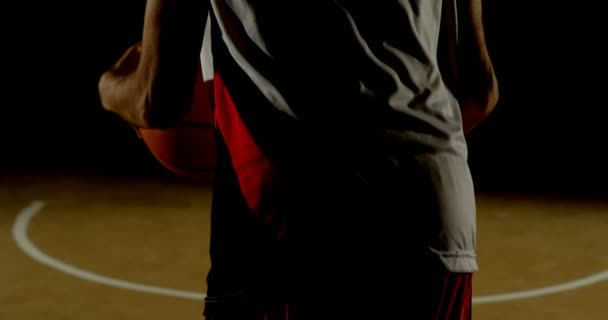 Visão Traseira Jogador Basquete Masculino Jogando Basquete Aro Basquete — Vídeo de Stock