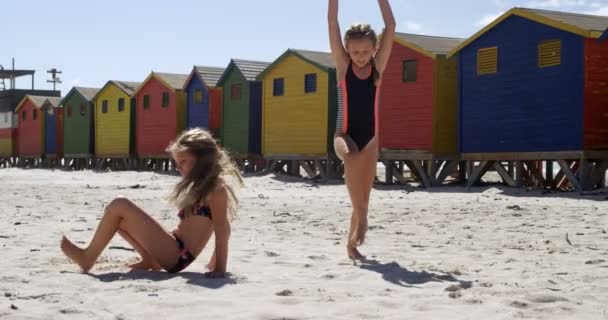 Irmãos Despreocupados Brincando Praia — Vídeo de Stock