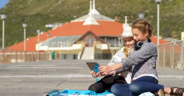 Братья Сестры Делают Селфи Цифровым Планшетом Пляже Солнечный День — стоковое видео