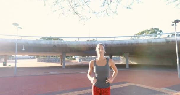 Fit Femme Ayant Des Crampes Tout Faisant Jogging Sur Une — Video