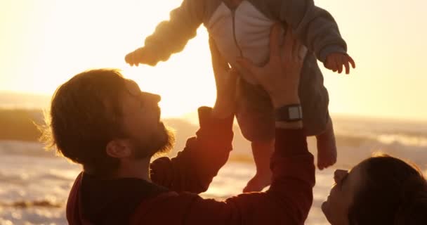 Onların Bebek Çocuk Günbatımı Sırasında Beach Ile Oynarken Annesi Babası — Stok video