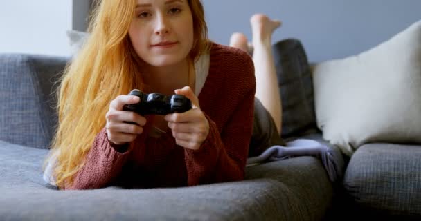 Γυναίκα Παίζει Βίντεο Παιχνίδια Στο Σαλόνι Στο Σπίτι — Αρχείο Βίντεο
