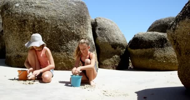 Geschwister Spielen Mit Sand Strand Einem Sonnigen Tag — Stockvideo