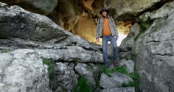 Caminante Masculino Saliendo Una Cueva Campo — Vídeos de Stock