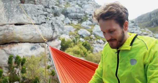 Männlicher Wanderer Schläft Hängematte Auf Dem Land — Stockvideo