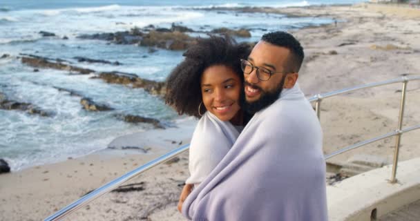 浪漫情侣在毯子亲吻彼此在海滩4K — 图库视频影像