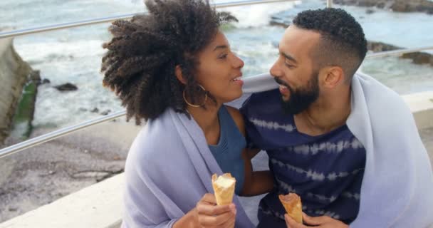 Pareja Romántica Teniendo Helado Cono Playa — Vídeos de Stock