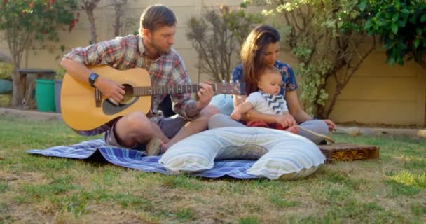 Aile Eğleniyor Parkta Güneşli Bir Günde — Stok video