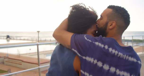 Çift Birbirlerine Güneşli Bir Günde Kumsalda Öpüşme — Stok video
