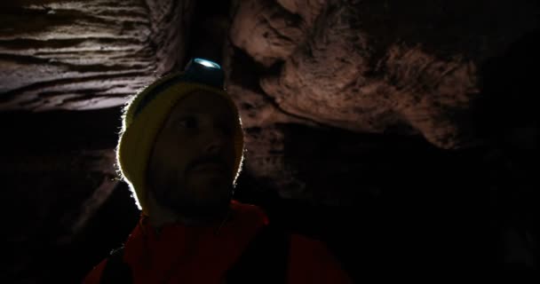 Caminhante Masculino Explorando Uma Caverna Escura Campo — Vídeo de Stock