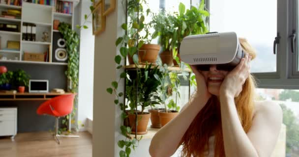 Vrouw Met Behulp Van Virtual Reality Headset Woonkamer Bij Huis — Stockvideo