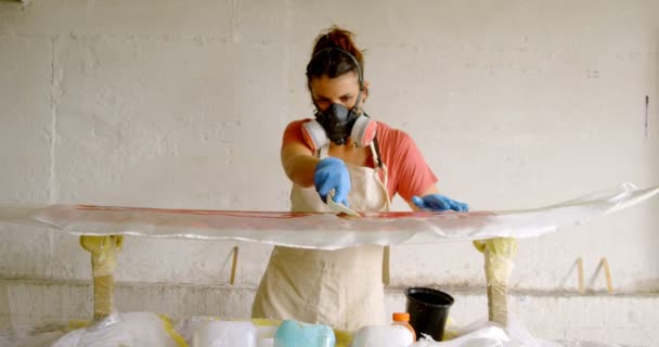 Mujer Haciendo Tabla Surf Taller — Vídeos de Stock