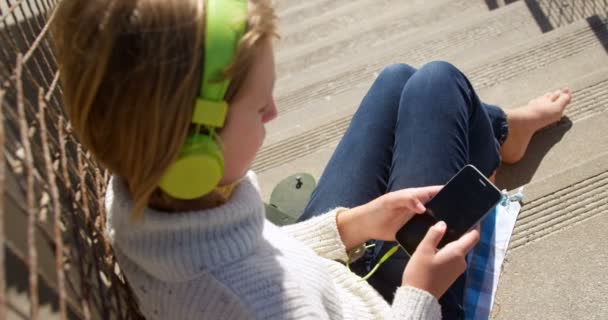 Κορίτσι Που Χρησιμοποιούν Κινητό Τηλέφωνο Κοντά Στην Παραλία Μια Ηλιόλουστη — Αρχείο Βίντεο