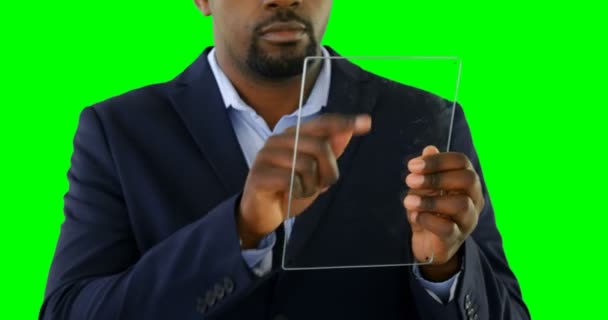 Empresário Usando Tablet Digital Vidro Contra Tela Verde — Vídeo de Stock
