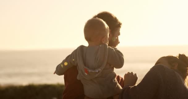 Familie Plezier Het Strand Bij Zonsondergang — Stockvideo