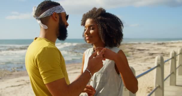 Пара Взаимодействует Друг Другом Пляже Солнечный День — стоковое видео