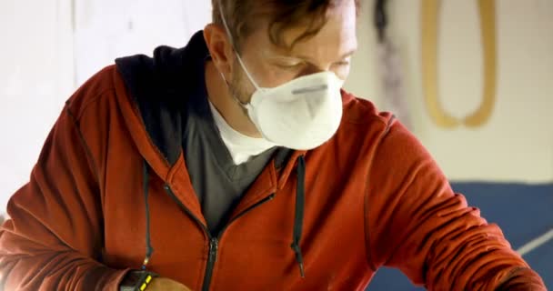 Άνθρωπος Κάνοντας Ιστιοσανίδα Στο Εργαστήριο — Αρχείο Βίντεο