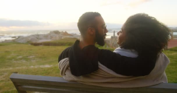 Pareja Romántica Besándose Playa — Vídeo de stock