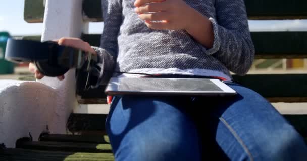 Meisje Luisteren Muziek Koptelefoon Strand Een Zonnige Dag — Stockvideo