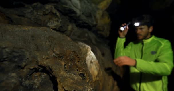 Senderista Masculino Explorando Una Cueva Oscura Campo — Vídeo de stock