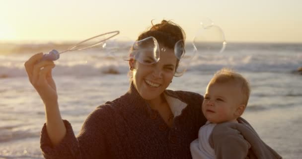 Moeder Baby Jongen Spelen Met Bubble Wand Het Strand — Stockvideo