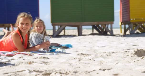 在阳光明媚的日子里 兄弟姐妹们一起在海滩上放松4K — 图库视频影像