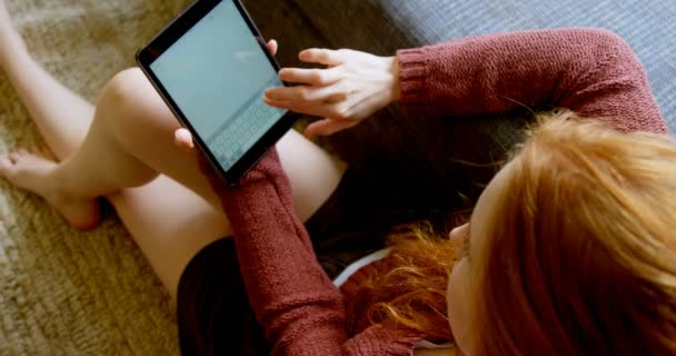 Mujer Usando Tableta Digital Sala Estar Casa — Vídeo de stock