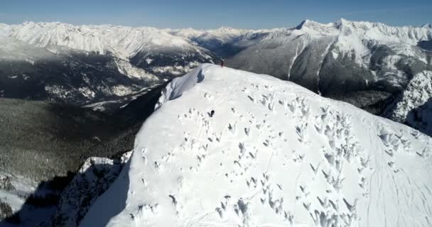 Esquiador Esquiando Una Montaña Cubierta Nieve Durante Invierno — Vídeo de stock