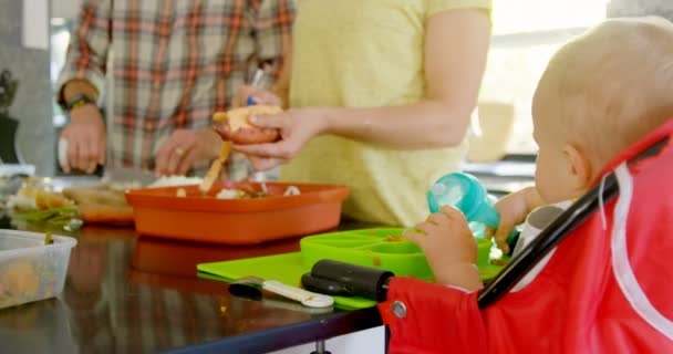 Vater Und Mutter Bereiten Frühstück Für Ihren Kleinen Jungen Hause — Stockvideo