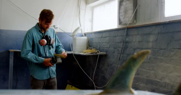 Homme Faisant Planche Surf Dans Atelier — Video