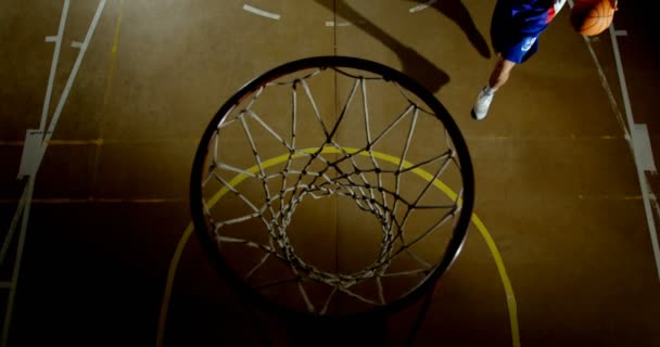 Jeune Joueur Basket Masculin Jouant Dans Court — Video