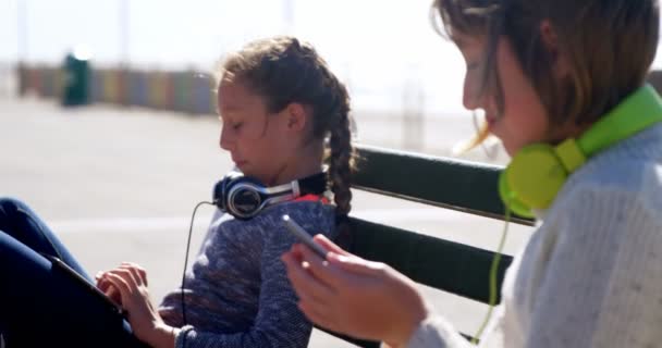 Geschwister Mit Handy Und Digitalem Tablet Strand Einem Sonnigen Tag — Stockvideo