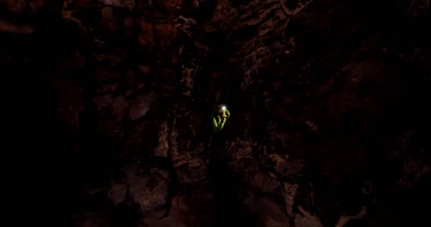 Manliga Hiker Utforska Mörk Grotta Landsbygden — Stockvideo