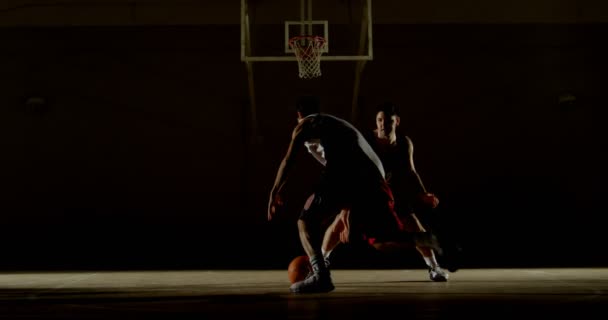 Los Ompetidores Masculinos Jugando Baloncesto Cancha — Vídeos de Stock